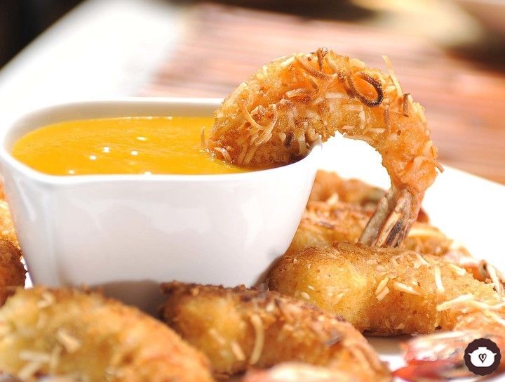 Camarones empanizados con coco y salsa de mango