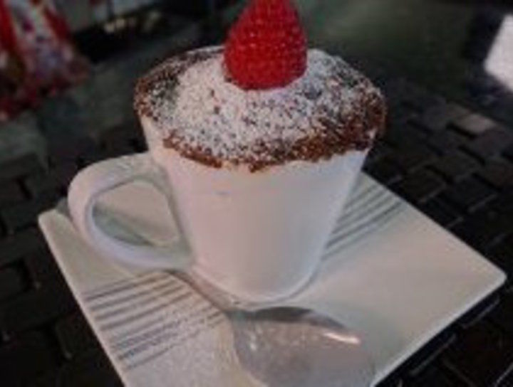 Pastelito de chocolate en taza