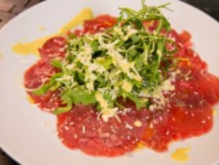Carpaccio de res con arúgula y aderezo cesar