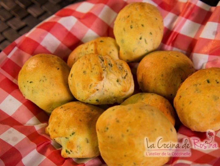 Panecillos de queso y hierbas