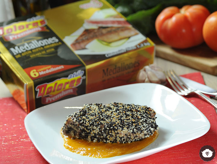 Medallones de atún Dolores con costra de ajonjolí y salsa de mango