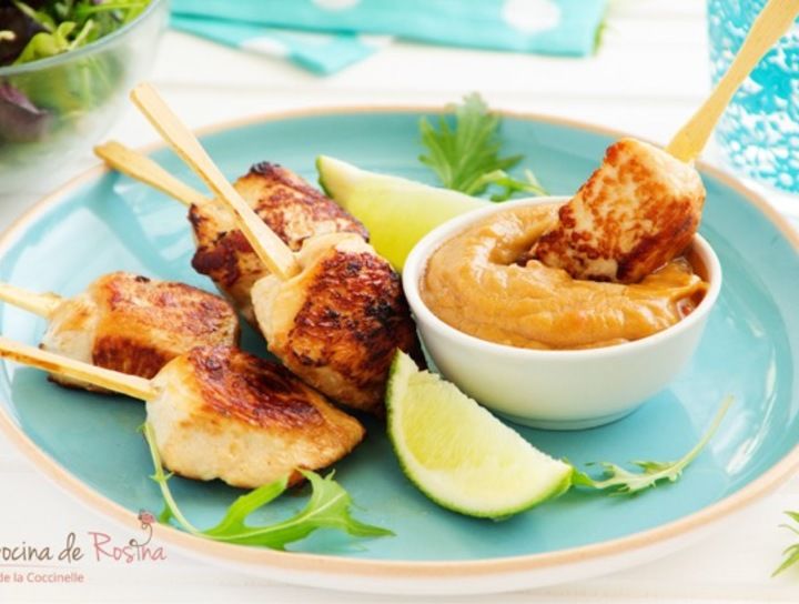 Brochetas de pollo en salsa de cacahuate y soya