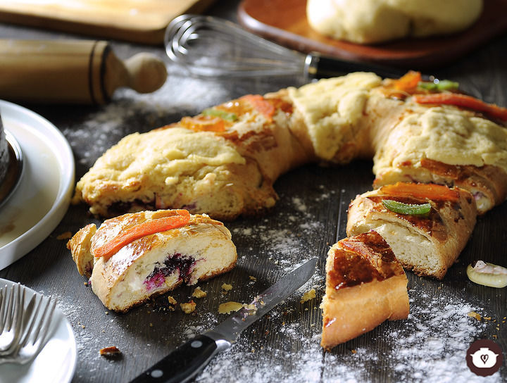 Rosca de Reyes rellena de queso con zarzamora