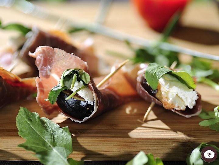 Rollos de jamón serrano con higo