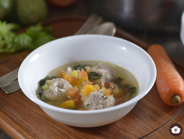 Caldo de albóndigas con verduras