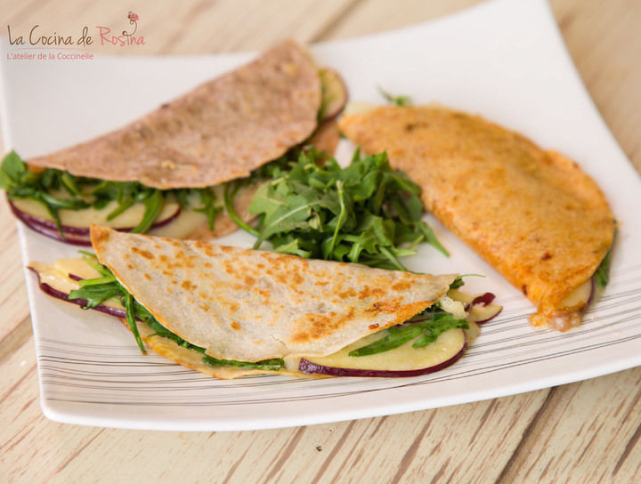 Quesadillas con queso brie, manzana y arúgula