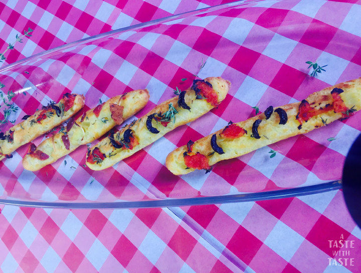 Grisinnis o palitos de pan estilo provenzal y tocino