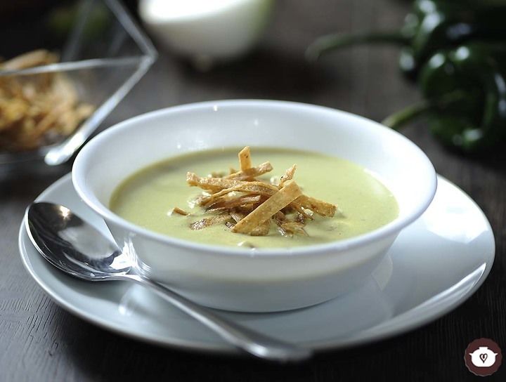 Crema de chile poblano con elote