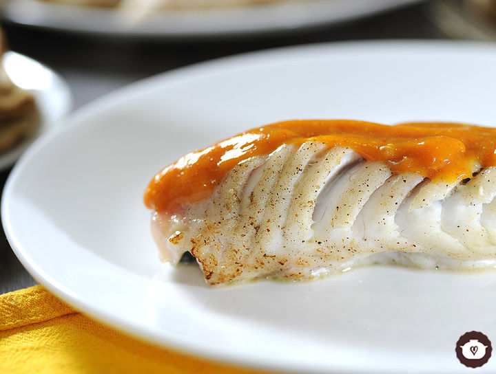 Filete de pescado relleno de espinacas con salsa de mango y chipotle