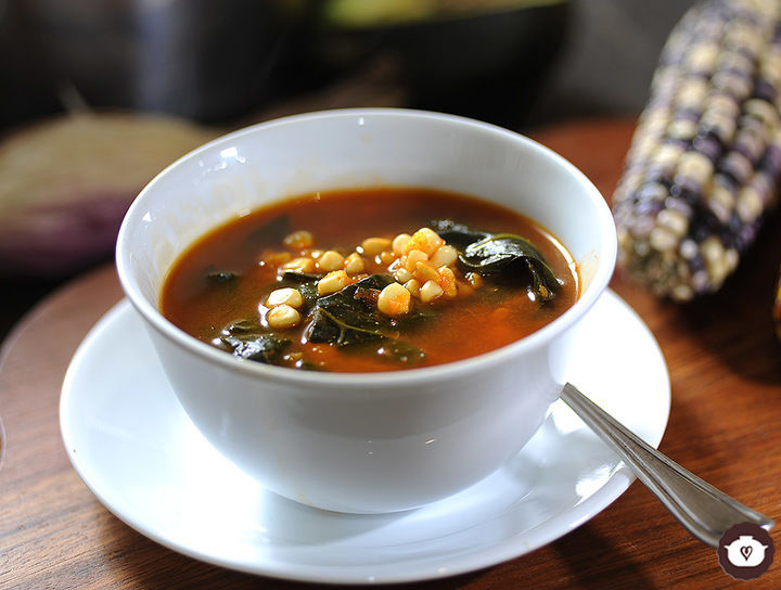 Sopa de espinacas, flor de calabaza y elote