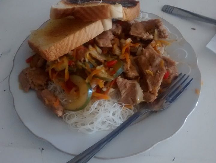 Cerdo teriyaki con fideos de arroz