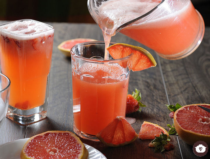 Agua de toronja con fresas