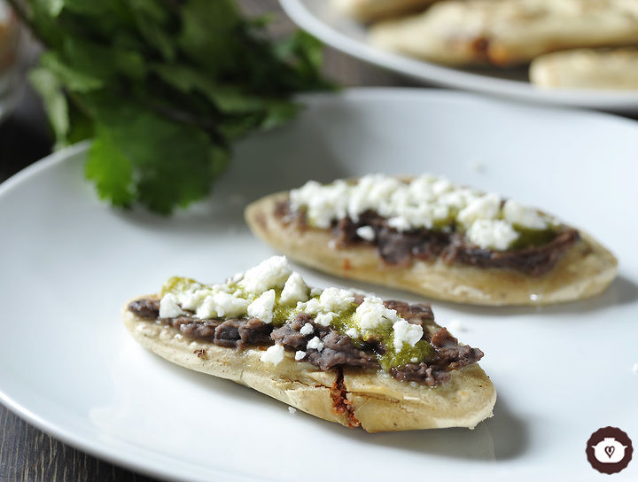 Tlacoyitos rellenos de chicharrón