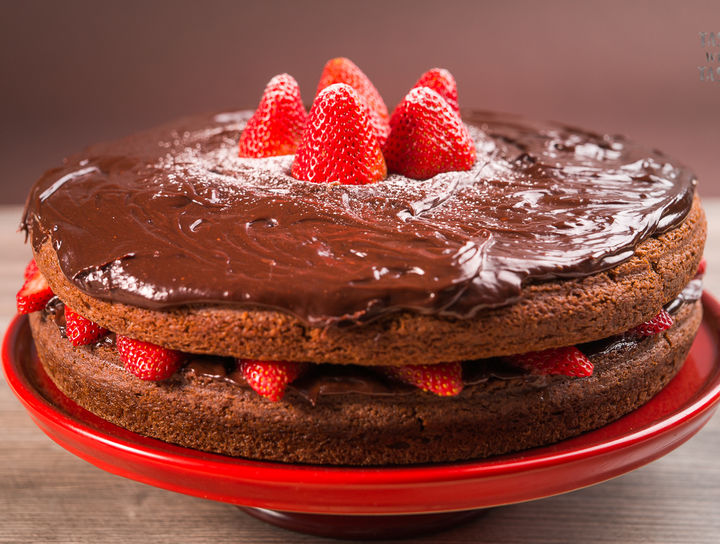 Pastel de chocolate y frutos rojos