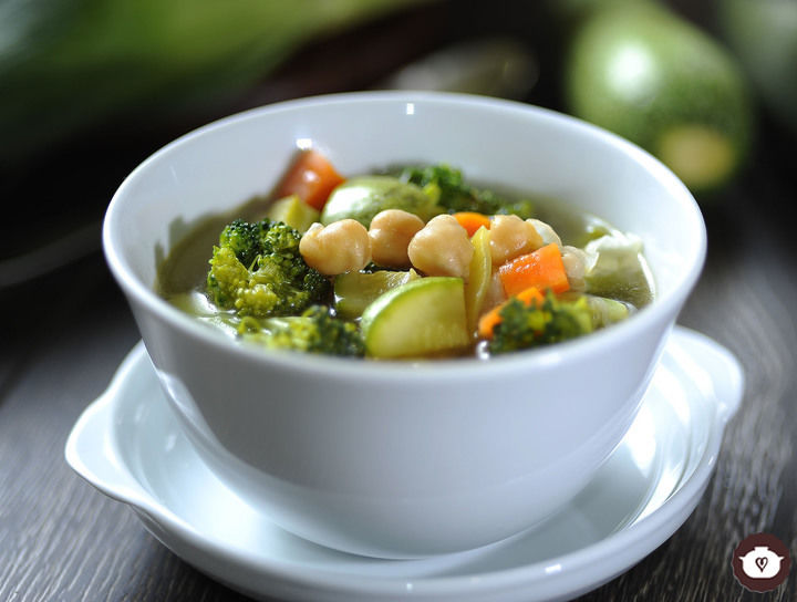 Sopa vegetariana de garbanzos con verduras