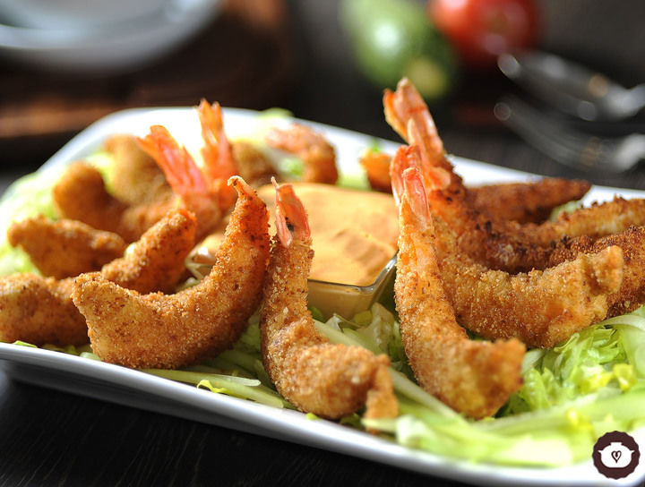 Camarones empanizados con ensalada