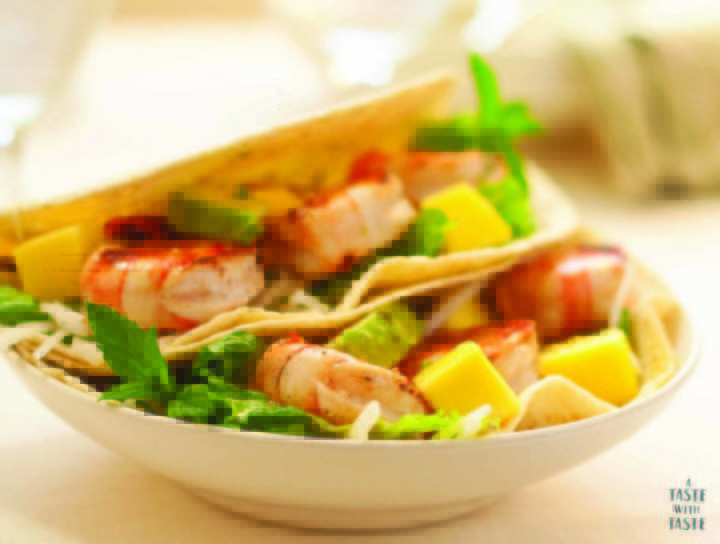 Tacos de camarón con aguacate,mango y mayonesa de chipotle