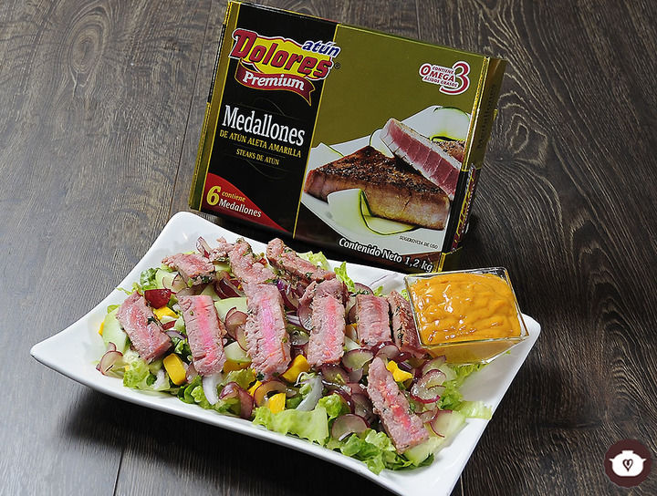 Ensalada cuaresmeña con medallón de atún Dolores
