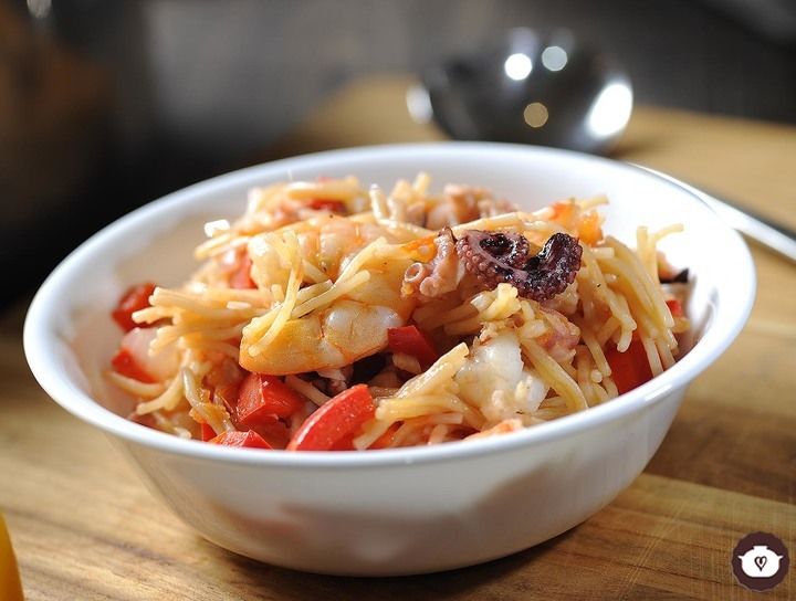 Fideos con pulpo y camarones