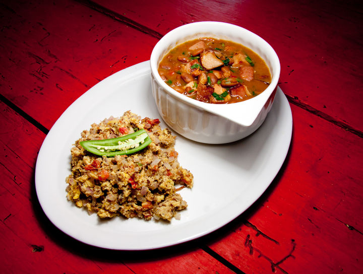 Frijoles Charros y Huevo con Machaca