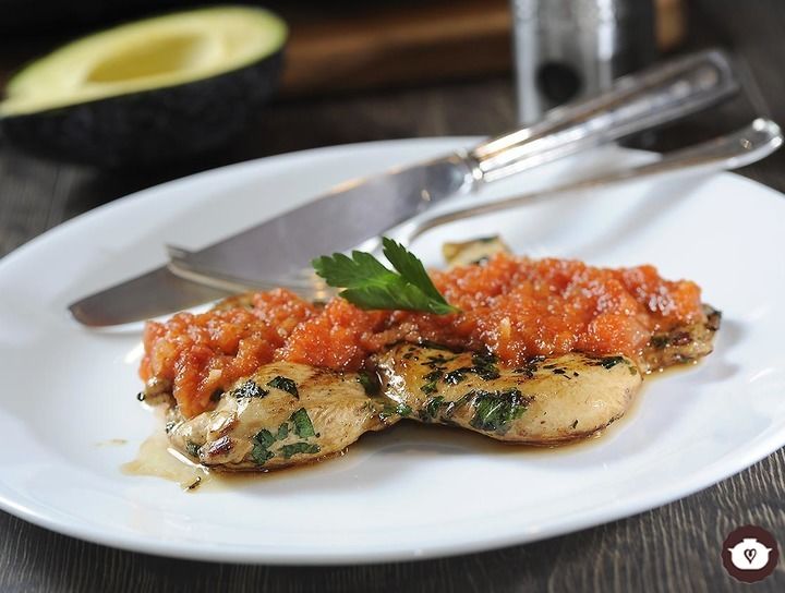 Pollo asado con salsa de jitomate
