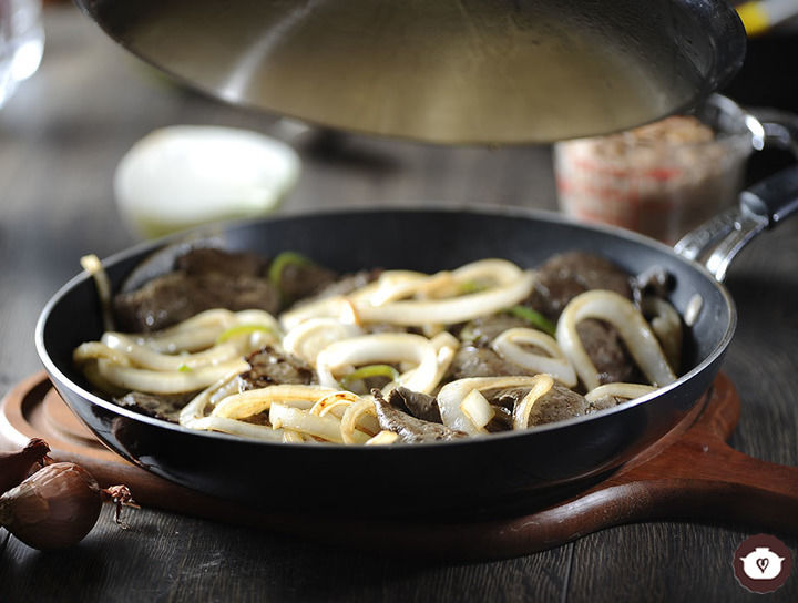 Hígado de res encebollado