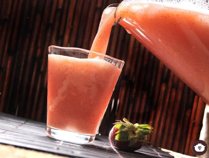 Agua de fresa con guayaba