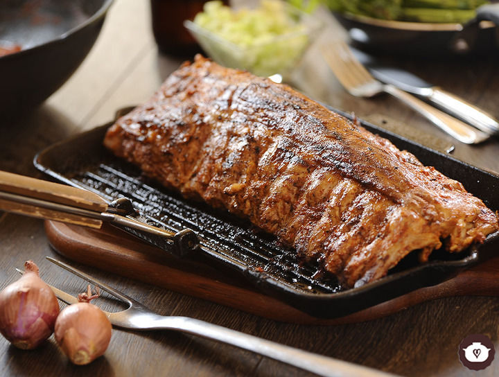 Costilla de cerdo adobada con chile morita