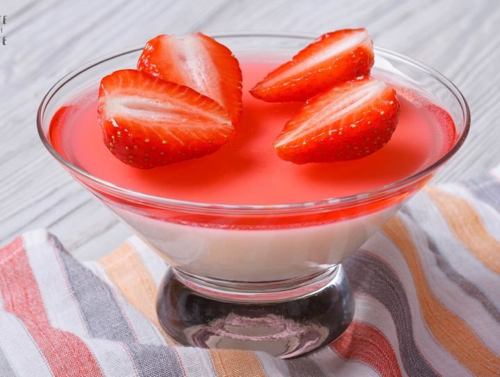 Gelatina de yogurt con salsa de fresa