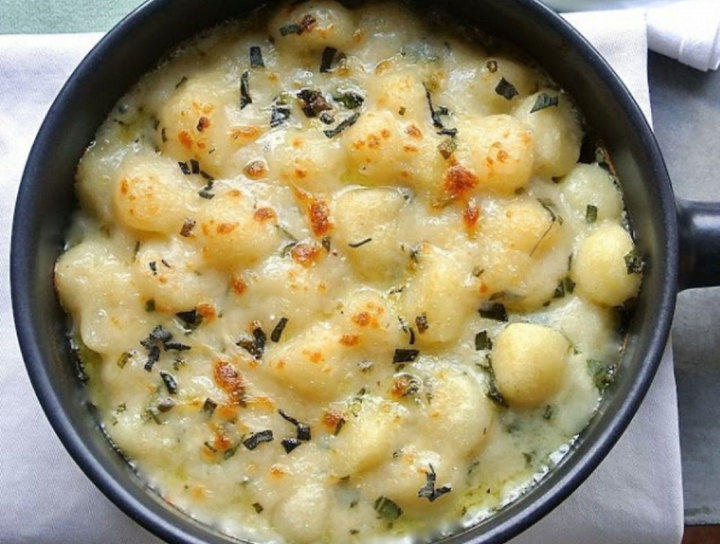 Gnocchi de papa con salsa cremosa de tocino y salvia