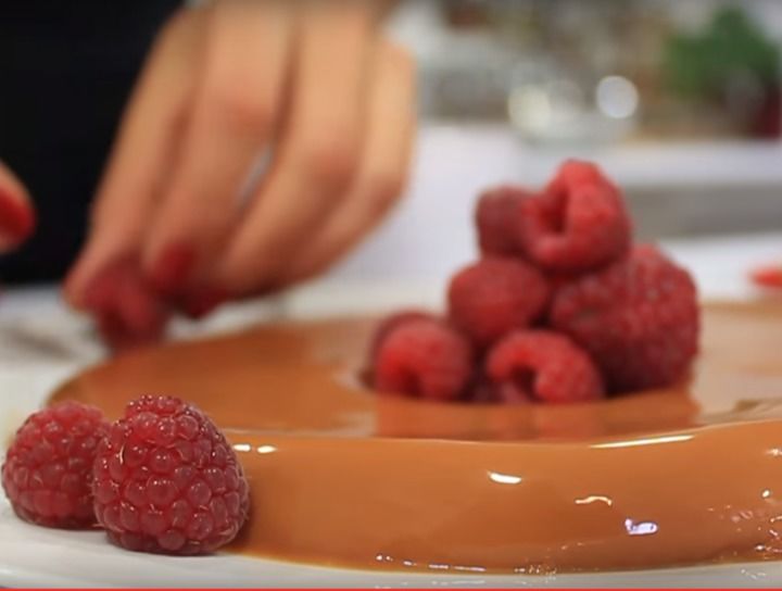 Gelatina de cajeta con frutos rojos
