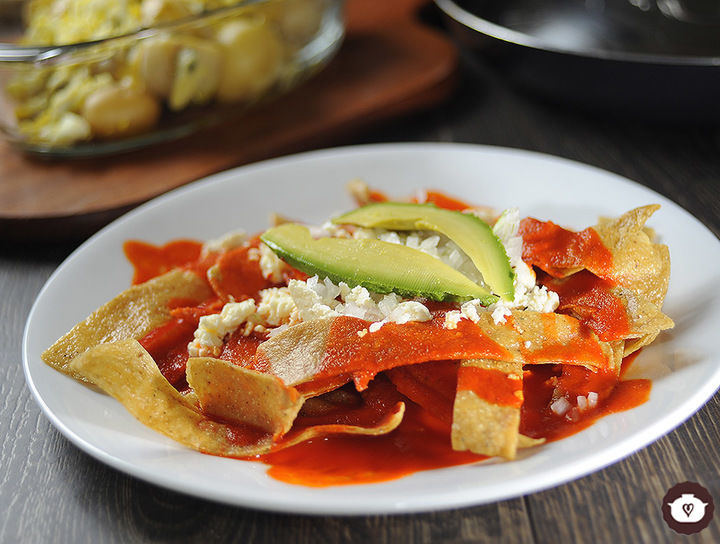 Chilaquiles en salsa de guajillo