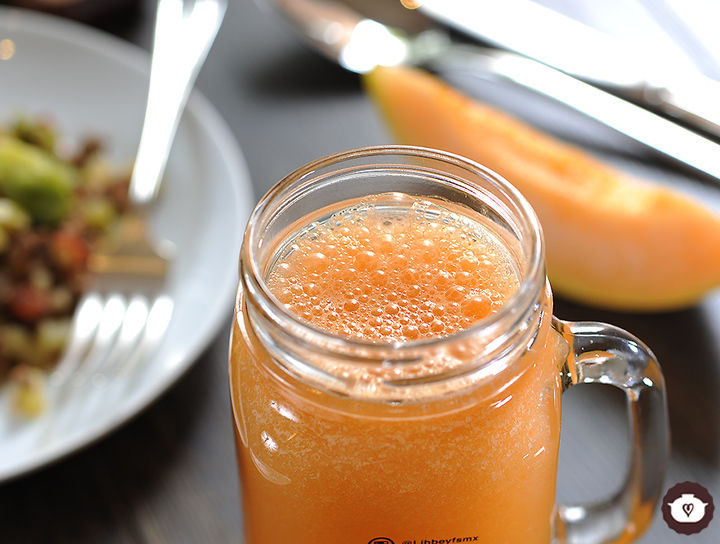 Agua de zanahoria, pepino y limón.