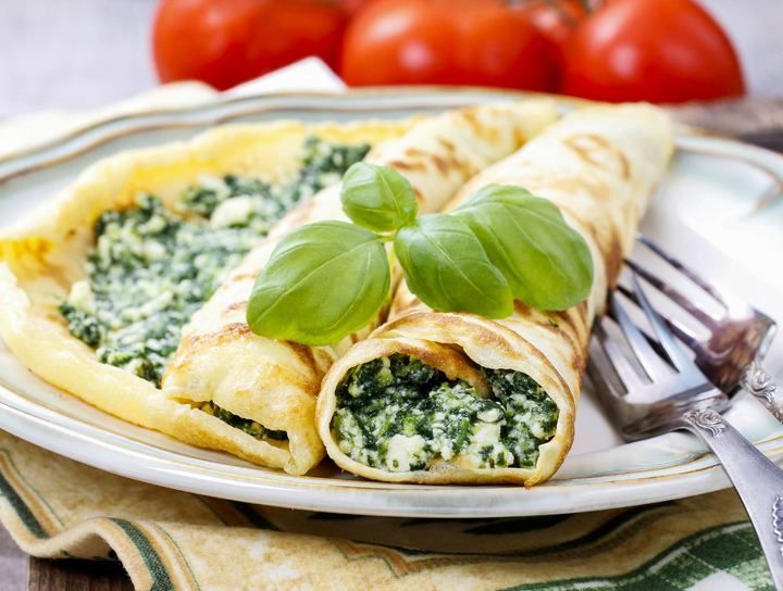 Crepas rellenas de queso y espinaca