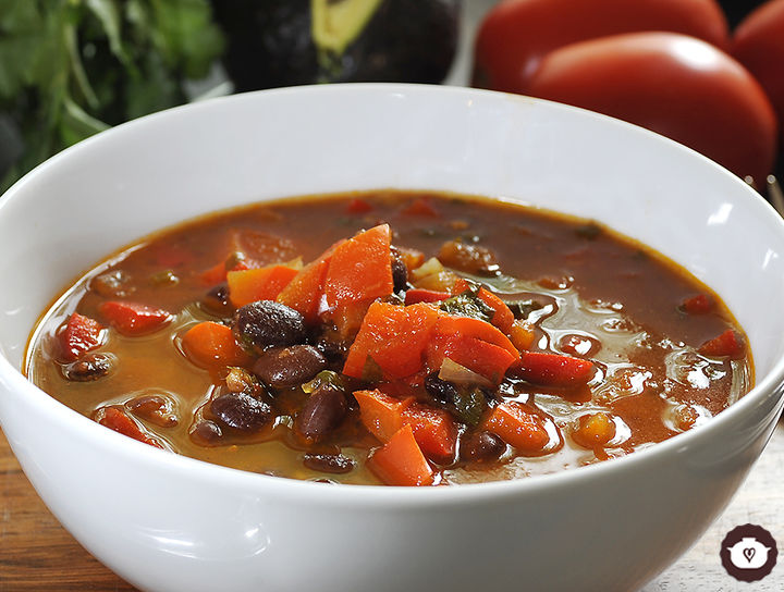 Sopa de frijol con pimientos