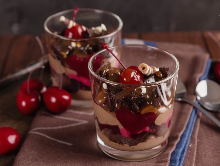Mousse de chocolate, caramelo, almendras y avellanas.