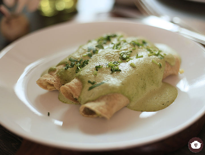 Enchiladas rellenas de flor de calabaza en salsa de poblano