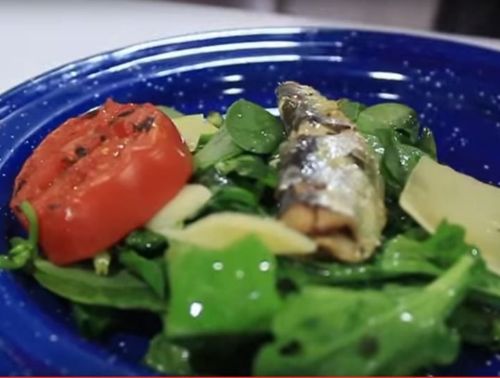 Ensalada de sardinas con verdolaga y arúgula