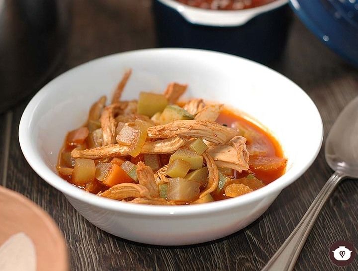 Sopa de pollo con verduras al chile ancho