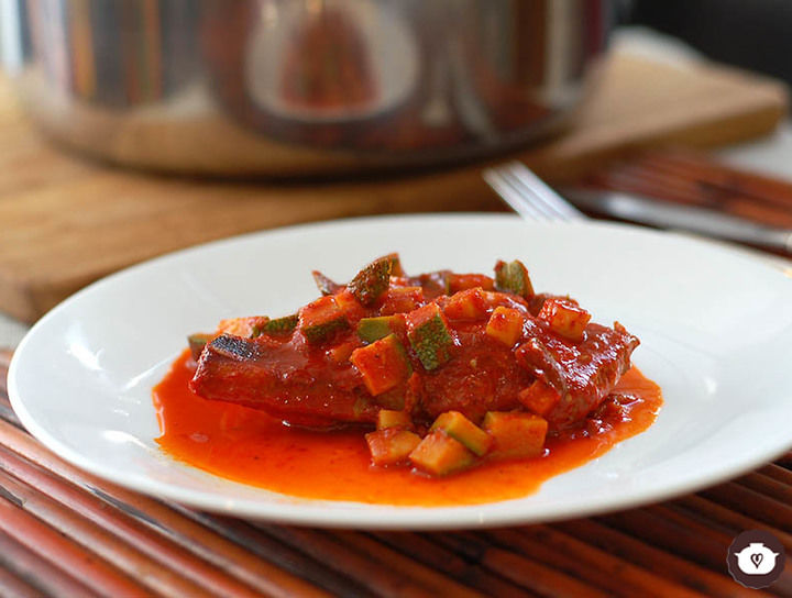 Guisado de chuletas en salsa de guajillo