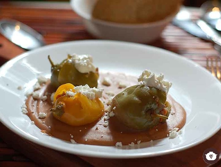Chiles manzanos rellenos de carne molida