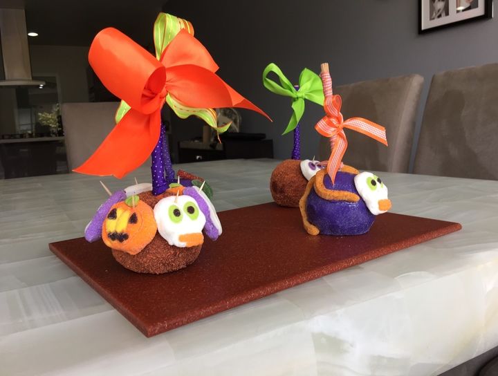 Manzanas de mazapan de almendra y chamoy para Halloween