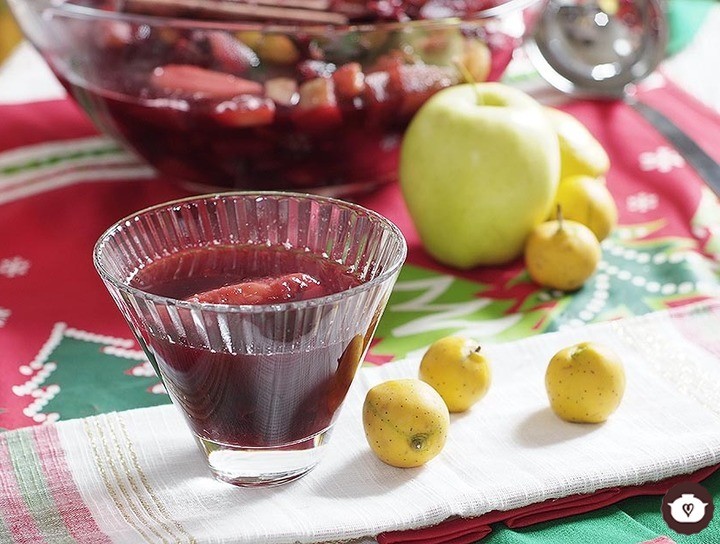 Ponche navideño de jamaica, tamarindo y manzana