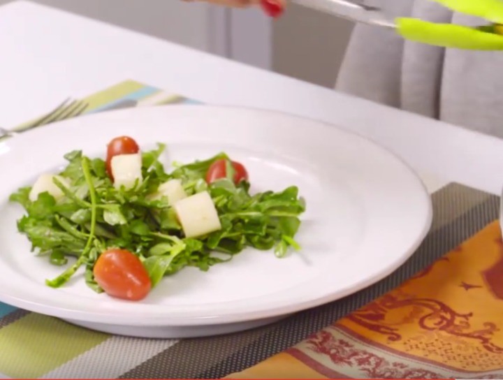 Ensalada verde con duraznos y vinagreta sorpresa