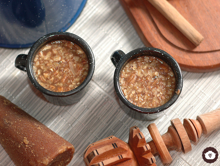 Champurrado caliente con nuez