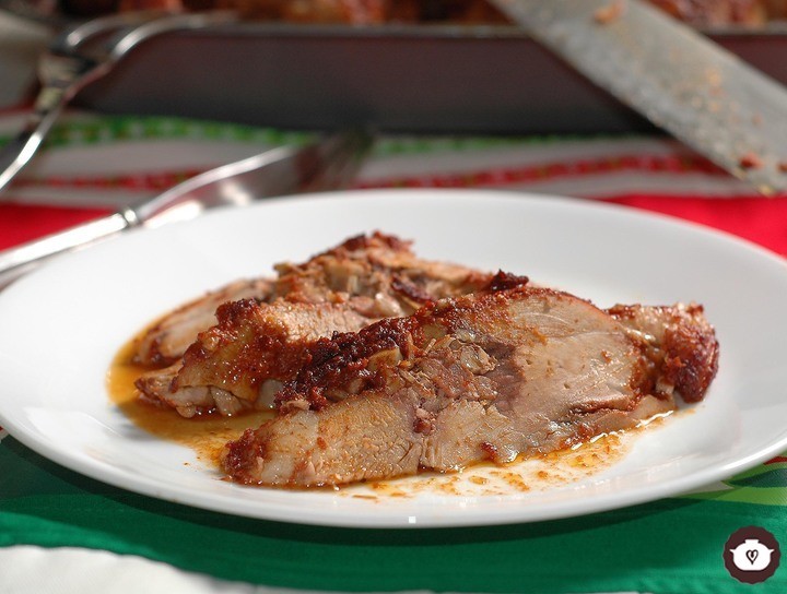 Pierna de cerdo rellena adobada