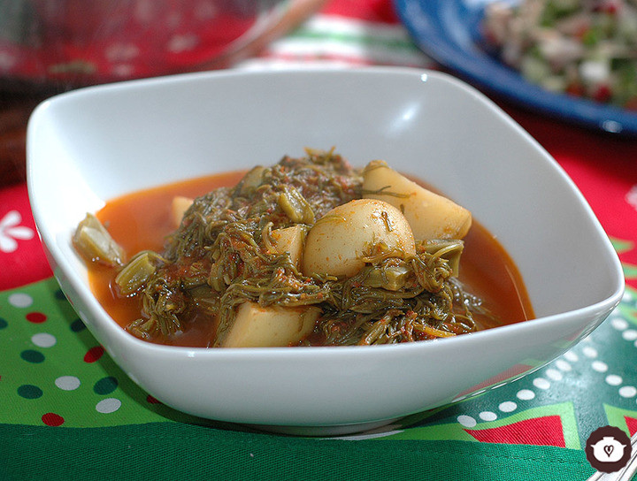 Romeritos con papas y nopales en salsa de guajillo