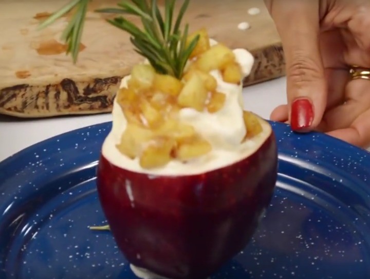 Manzana rellena de helado de vainilla