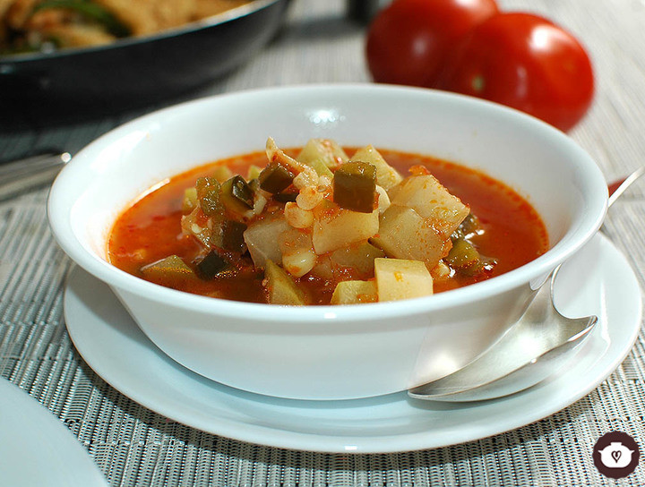 Caldo de chayotes con poblano