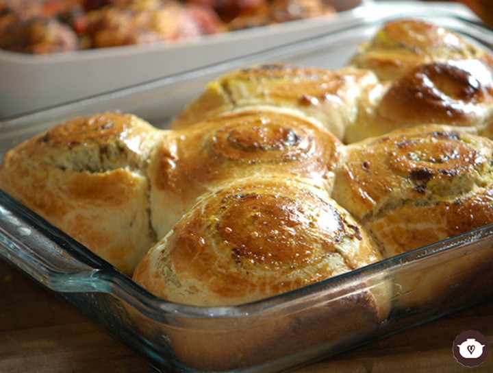 Roles de canela rellenos de crema pastelera